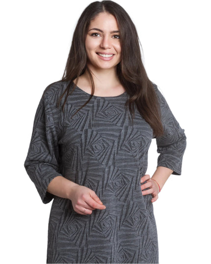 Елегантна права рокля с геометричен релефен десен в сив цвят - Maxi Market