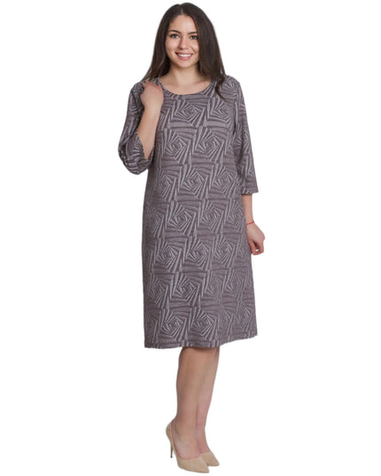 Елегантна права рокля с геометричен релефен десен в цвят мока - Maxi Market