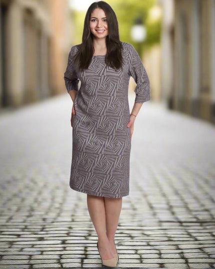 Елегантна права рокля с геометричен релефен десен в цвят мока - Maxi Market
