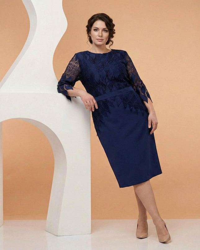 Елегантна тъмносиня макси рокля с дантела и колан, заснета в цял ръст до бял декор, показваща 7/8 ръкави и права кройка.