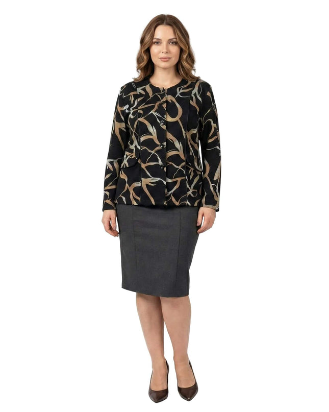 Елегантно черно макси сако с абстрактен десен и копчета, заснето в цял ръст върху модел. Визията показва правата кройка и съчетанието със сива пола.