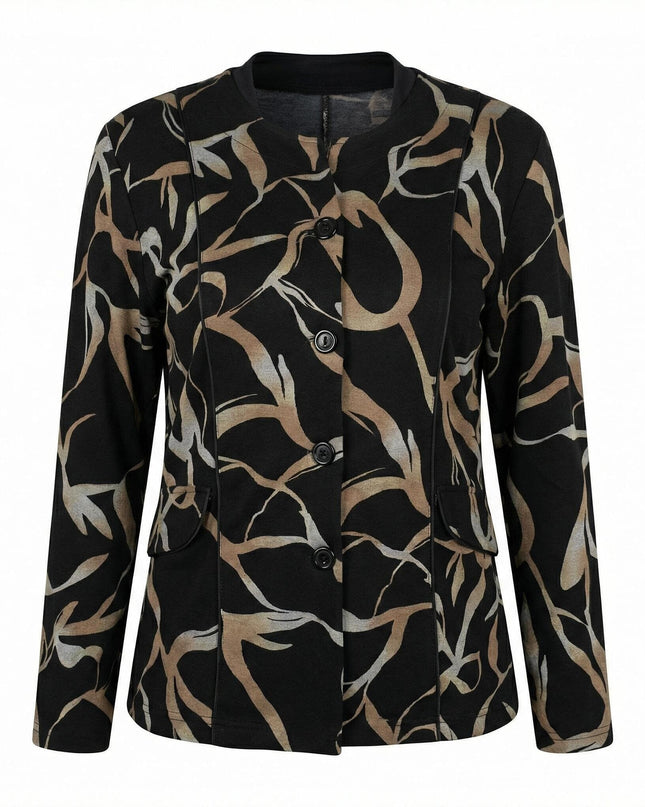 Елегантно черно макси сако с абстрактен десен в бежово и сиво, заснето фронтално на бял фон. Моделът е с обло деколте, централно закопчаване с копчета и дълги ръкави.