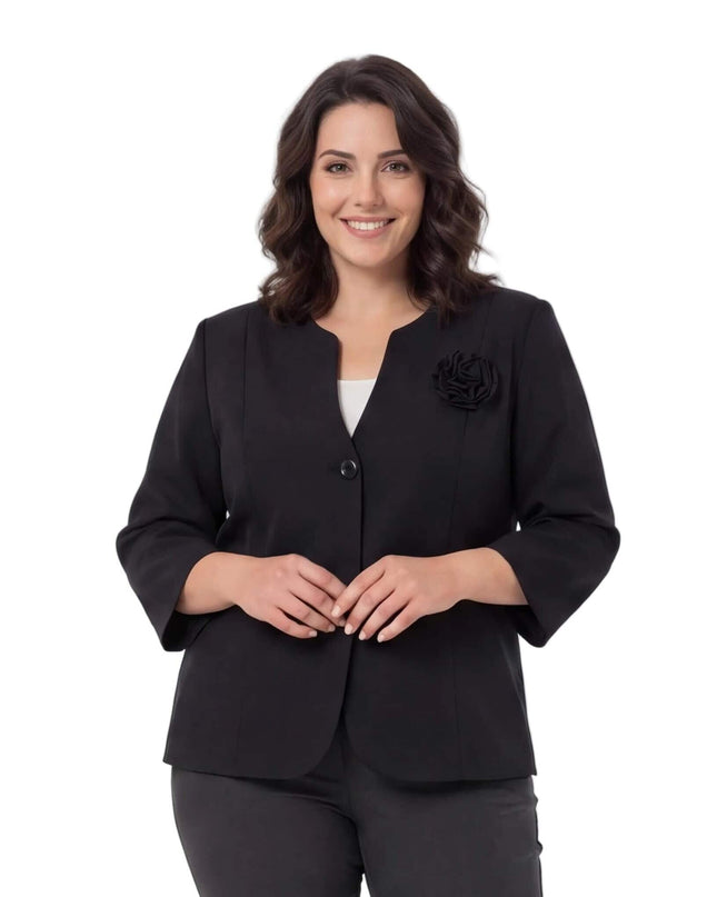 Черно дамско сако големи размери с ефектна 3D роза и вълнообразно деколте, представено отпред на бял фон.