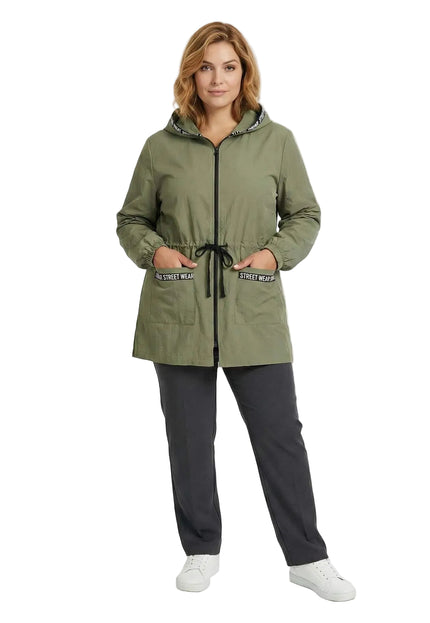 Ежедневна дамска ветровка в цвят каки с качулка, черни връзки на талията и джобове с надпис Street Wear, представена в цял ръст.