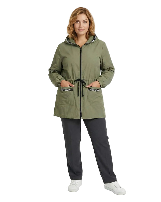 Ежедневна дамска ветровка в цвят каки с качулка, черни връзки на талията и джобове с надпис Street Wear, представена в цял ръст.