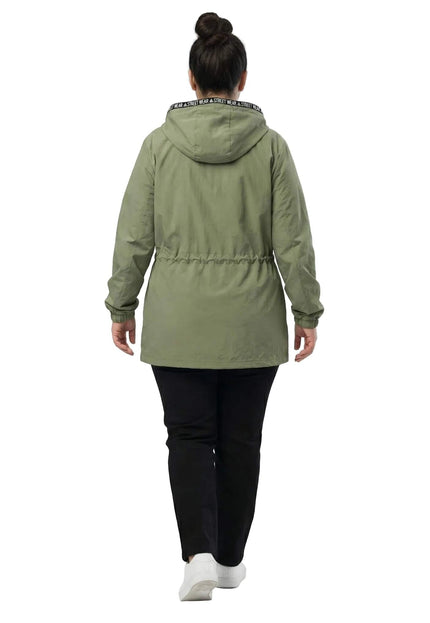 Ежедневна дамска ветровка с качулка и връзки в цвят каки, представена в цял ръст отзад с фокус върху набора на талията.
