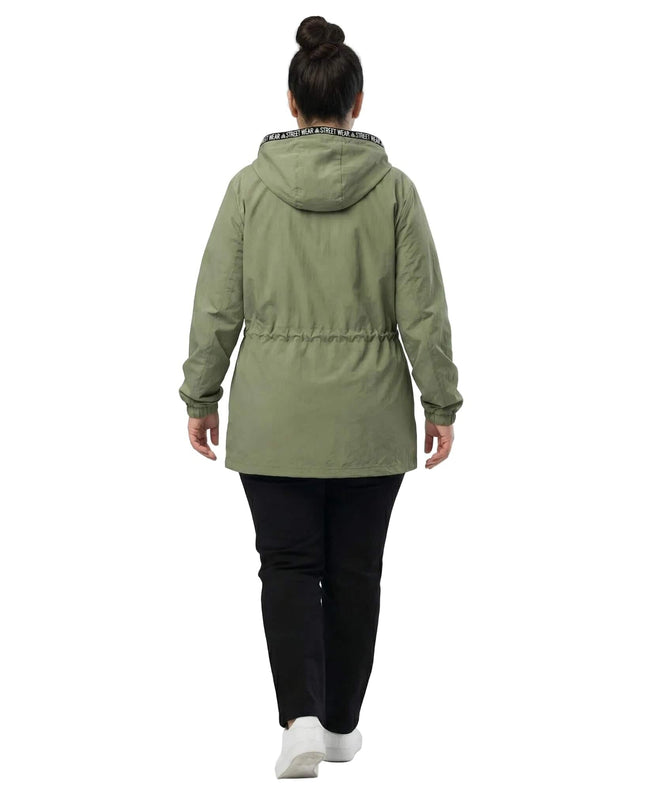 Ежедневна дамска ветровка с качулка и връзки в цвят каки, представена в цял ръст отзад с фокус върху набора на талията.