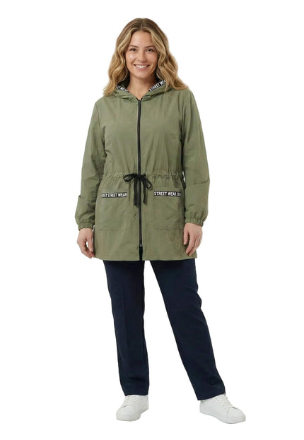 Ежедневна дамска ветровка в цвят каки с качулка и връзки на талията, заснета в цял ръст отпред.