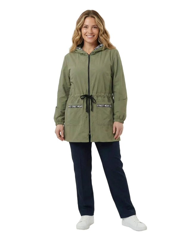 Ежедневна дамска ветровка в цвят каки с качулка и връзки на талията, заснета в цял ръст отпред.