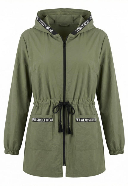 Ежедневна дамска ветровка в цвят каки с качулка, регулируеми връзки на талията и декоративни надписи по джобовете, заснета отпред на бял фон.