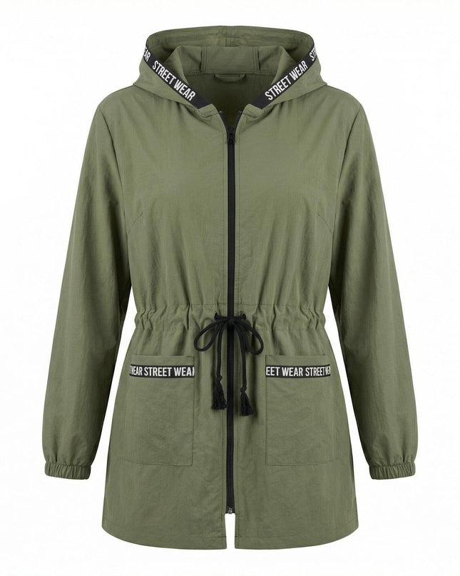 Ежедневна дамска ветровка в цвят каки с качулка, регулируеми връзки на талията и декоративни надписи по джобовете, заснета отпред на бял фон.