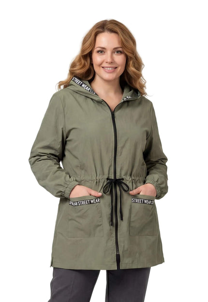 Стилна дамска ветровка в цвят каки с качулка, черни връзки на талията и джобове с декоративен надпис, представена в цял ръст на бял фон.