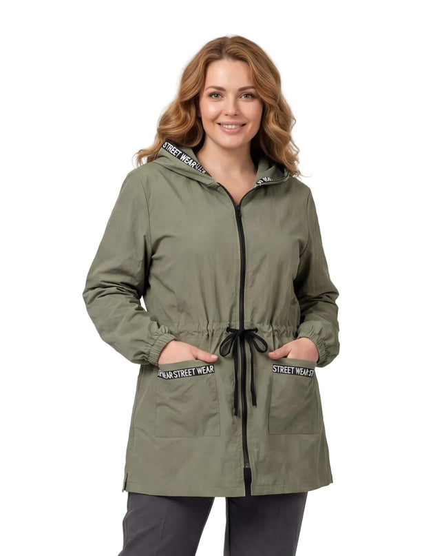 Стилна дамска ветровка в цвят каки с качулка, черни връзки на талията и джобове с декоративен надпис, представена в цял ръст на бял фон.