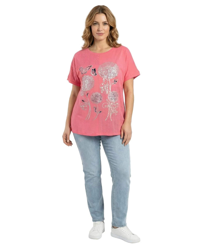 Ежедневна лятна макси туника в цвят корал със сребриста флорална апликация, изглед отпред в цял ръст на бял фон.