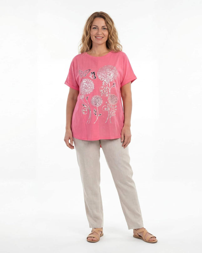 Ежедневна лятна макси туника в цвят корал със сребриста флорална апликация и къс ръкав. Представена в цял ръст на бял фон.