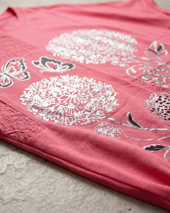 Детайл отблизо на лятна макси туника в цвят корал със сребриста флорална апликация, пеперуди и нежни дантелени панели.