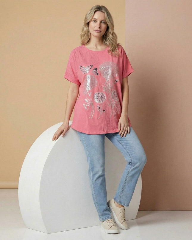 Ежедневна лятна макси туника в цвят корал с красива флорална апликация, облечена от модел, снимана в цял ръст.