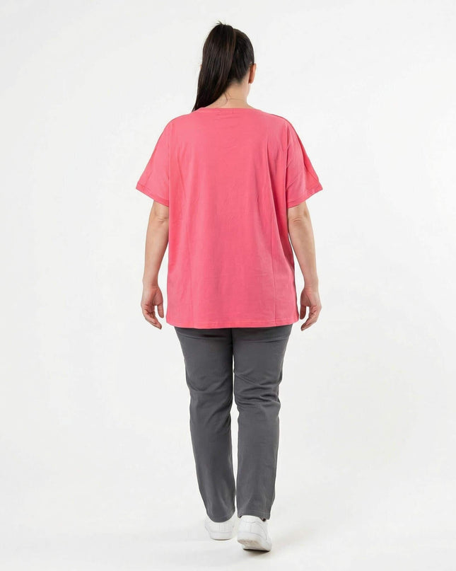 Ежедневна лятна макси туника в цвят корал, заснета отзад върху модел на бял фон.