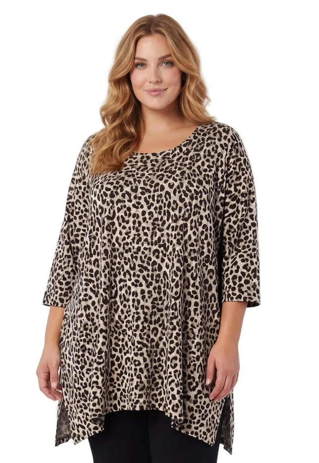 Ежедневна макси туника в леопардов десен с 3/4 ръкави и обло деколте, снимана отпред върху модел на бял фон.