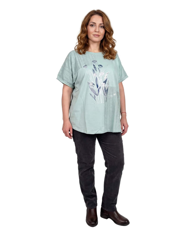 Ежедневна памучна туника големи размери в нежно зелено с ефектна флорална апликация, показана в цял ръст отпред на бял фон.