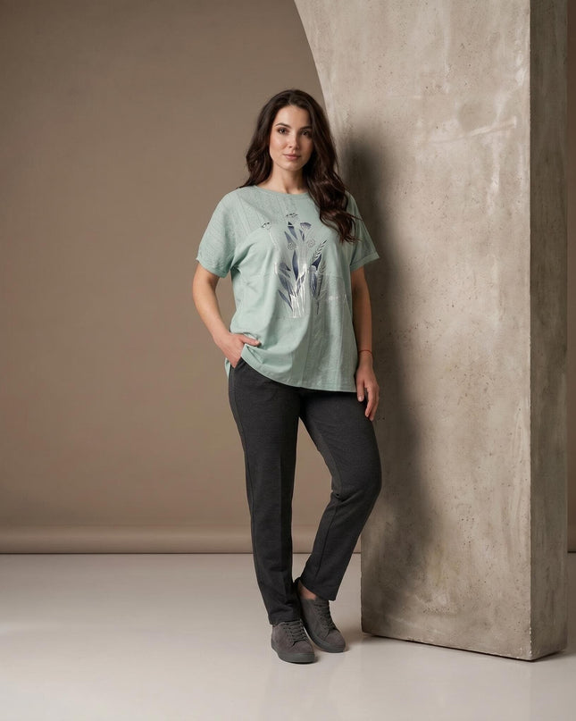 Ежедневна памучна туника големи размери в зелено с флорална апликация, представена на модел в цял ръст.