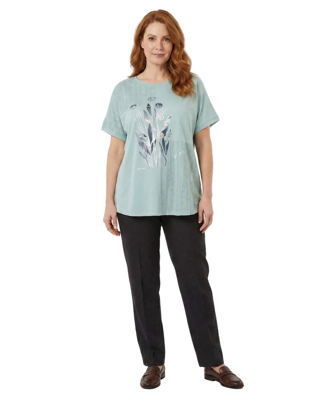 Ежедневна зелена памучна туника големи размери с красива флорална апликация и дантелен детайл, представена в цял ръст на бял фон.