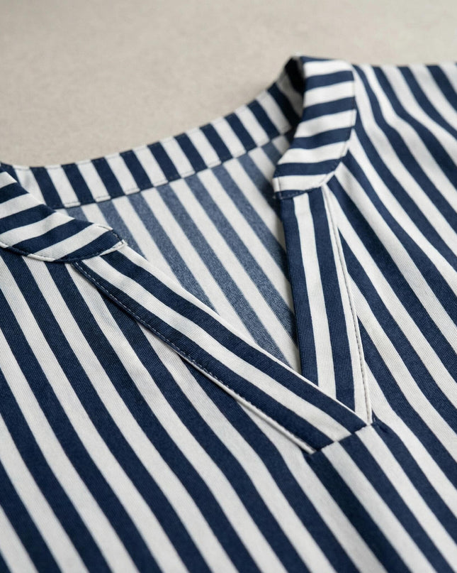 Детайл отблизо на V-образното деколте с малка яка-столче на лятна дамска макси туника в бяло с тъмносиньо райе.