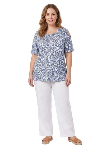 Лятна макси туника със син принт и отворени рамене, представена в цял ръст на бял фон в комбинация с бял панталон.