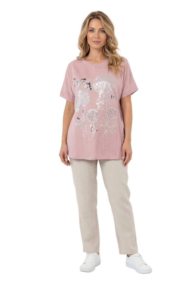 Светлорозова памучна туника големи размери с къс ръкав и сребрист принт на цветя, представена отпред в цял ръст на бял фон.