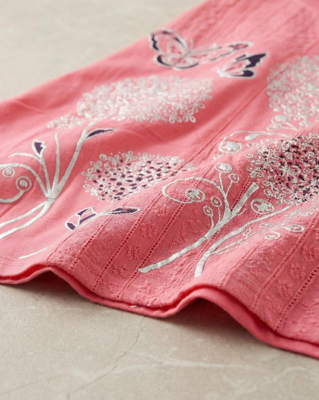 Детайл отблизо на лятна памучна туника в цвят корал. Вижда се текстурата на плата и красивата сребриста апликация на цветя и пеперуди.