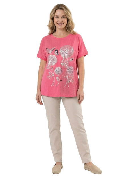 Лятна памучна туника в цвят корал с красива апликация на цветя и къс ръкав, представена в цял ръст на бял фон.