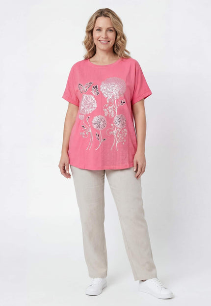 Лятна памучна туника в цвят корал с обло деколте и сребриста флорална апликация, представена в цял ръст на бял фон.