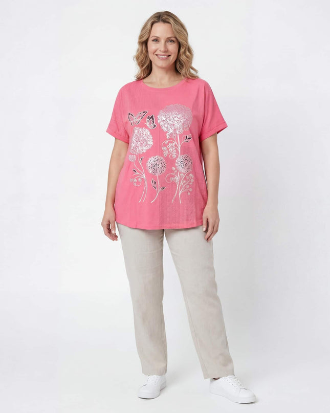 Лятна памучна туника в цвят корал с обло деколте и сребриста флорална апликация, представена в цял ръст на бял фон.