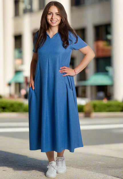 Лятна синя разкроена ленена рокля с V - деколте и джобове - Maxi Market
