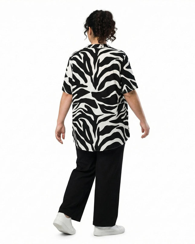 Черно-бяла макси лятна туника с асиметрична кройка и зебра принт, показана отзад в цял ръст върху модел на бял фон.