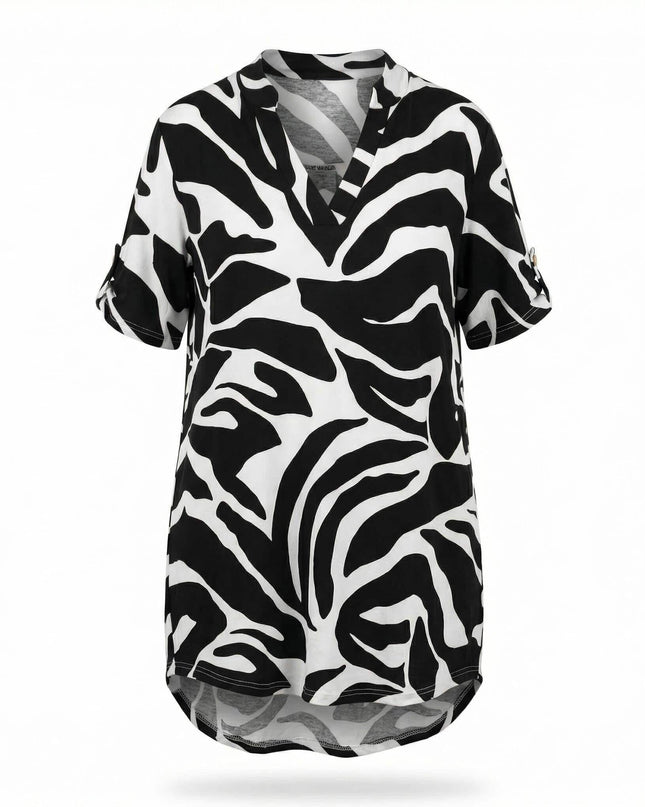 Макси лятна туника в черно и бяло с асиметрична кройка и V-образно деколте. Изглед отпред на бял фон.