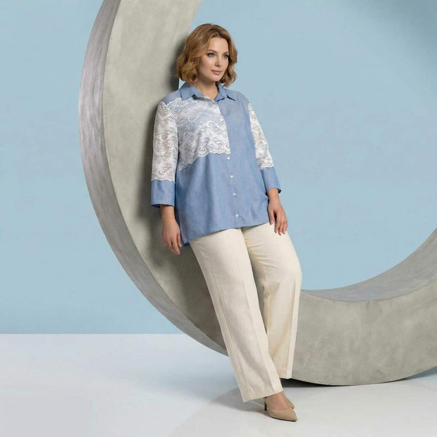 Дама със синя риза с дантела и светъл панталон в модерна студийна визия