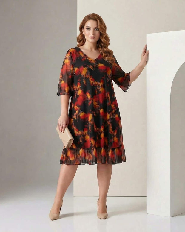 Жена носеща бордо ватирано яке с качулка в голям размер в студио с топъл бежов фон и декоративен кръгъл елемент