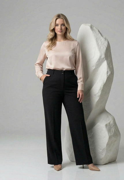 Официален черен панталон големи размери с права кройка, представен в цял ръст. Моделът е с ръка в страничния джоб, акцентирайки на талията.