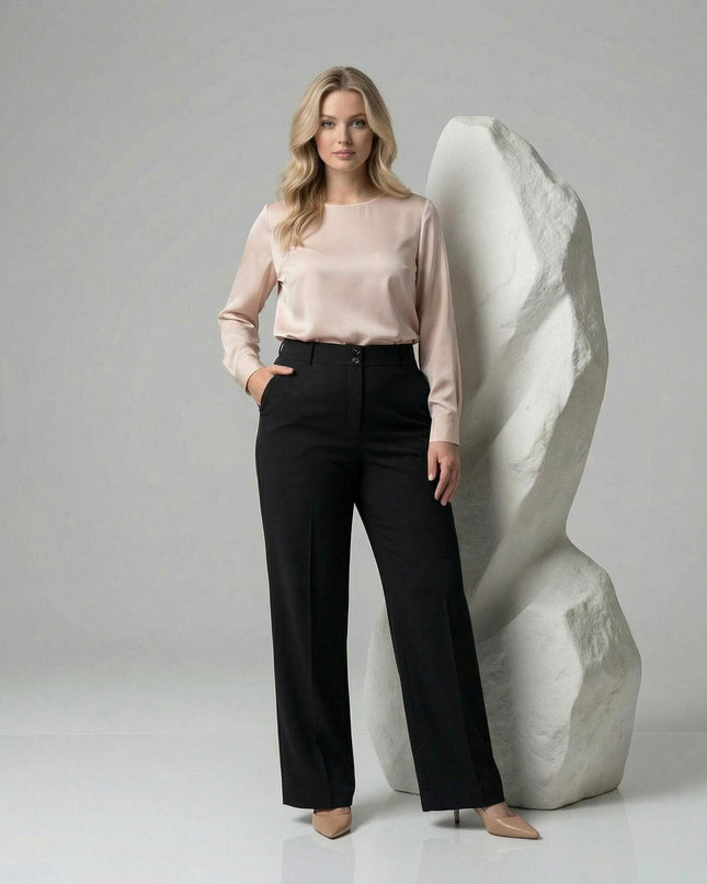 Официален черен панталон големи размери с права кройка, представен в цял ръст. Моделът е с ръка в страничния джоб, акцентирайки на талията.