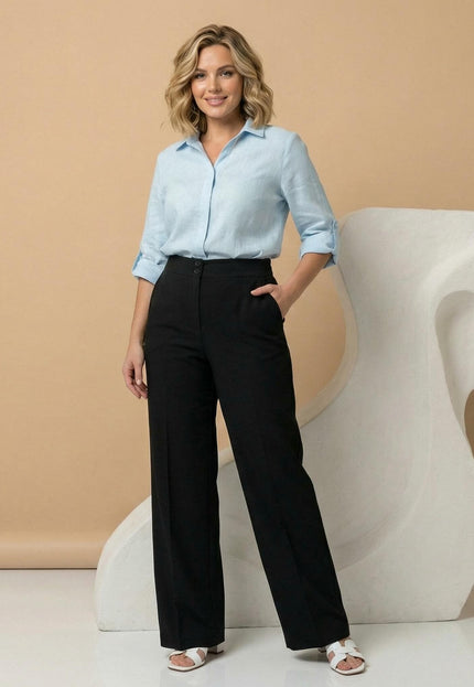 Елегантен официален черен панталон големи размери с права кройка. Кадър в цял ръст на модел със светлосиня риза.