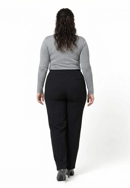 Официален черен панталон големи размери с права кройка, изглед отзад на бял фон.