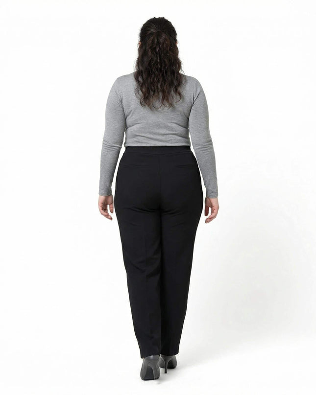 Официален черен панталон големи размери с права кройка, изглед отзад на бял фон.