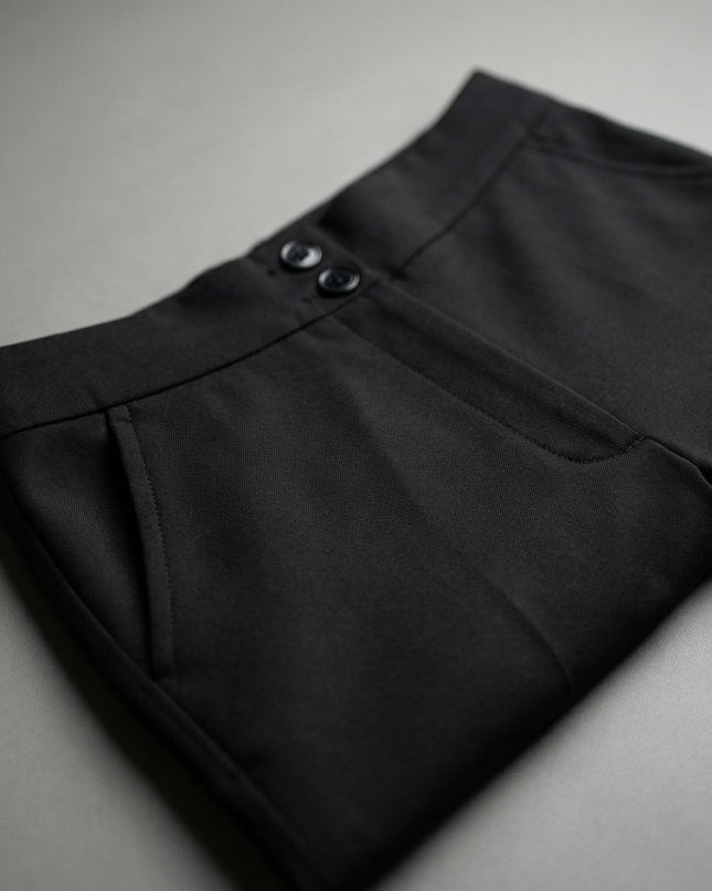 Детайл отблизо на колана с две копчета и страничен джоб на официален черен панталон големи размери.