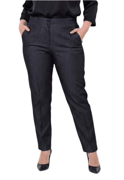 Официален дамски черен панталон големи размери с прав крачол и джобове. Моделът е с класическа кройка и е заснет отпред на бял фон.