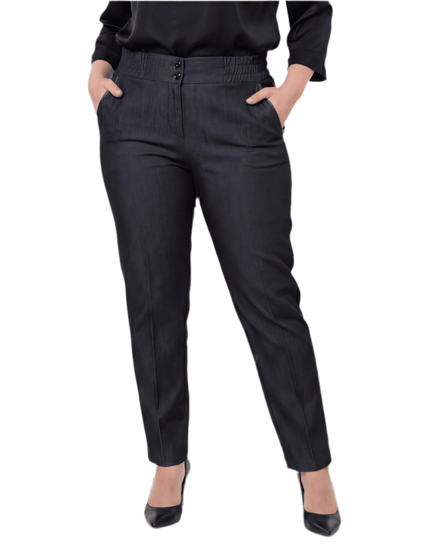 Официален дамски черен панталон големи размери с прав крачол и джобове. Моделът е с класическа кройка и е заснет отпред на бял фон.