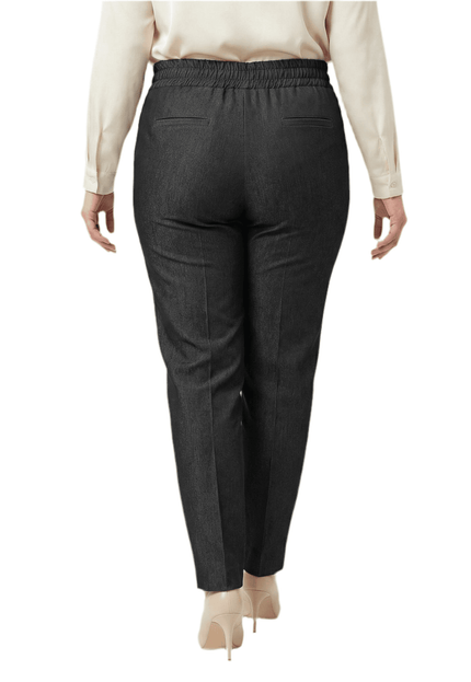 Официален дамски черен панталон с прав крачол, показващ детайлите на талията с ластик и задните джобове, изглед отзад.