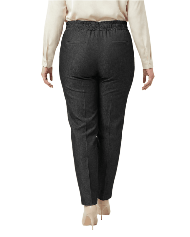 Официален дамски черен панталон с прав крачол, показващ детайлите на талията с ластик и задните джобове, изглед отзад.