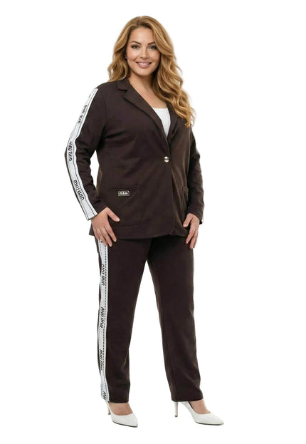 Официален дамски комплект от две части в кафяв цвят, включващ сако и панталон с бели декоративни ленти с надписи, заснет в цял ръст.