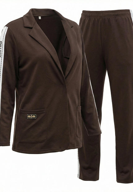 Кафяв официален дамски комплект от сако и панталон с бели декоративни ленти по ръкавите и крачолите, заснет на бял фон.